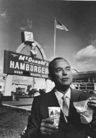 Hermanos McDonald venden el negocio a Ray Kroc