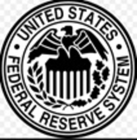 se Crea la Reserva Federal y  paralelamente el gobierno crea el impuesto de renta en los Estados Unidos