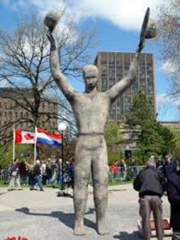 Man With Two Hats Monument