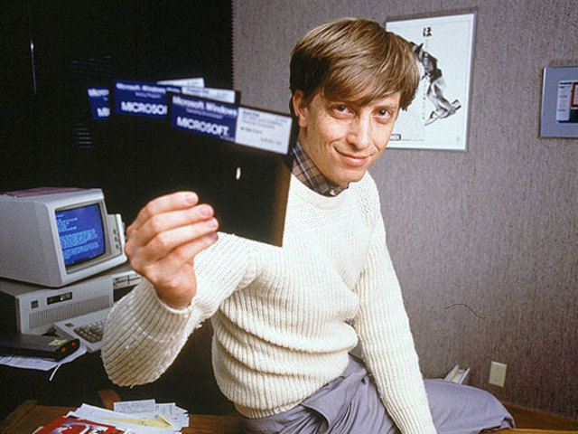 1982 – Microsoft Desarrolla en favor de Mac