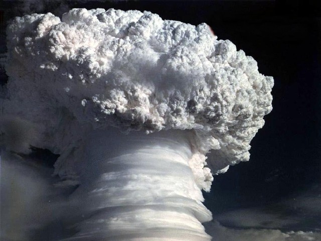 Se inventa la bomba atómica.