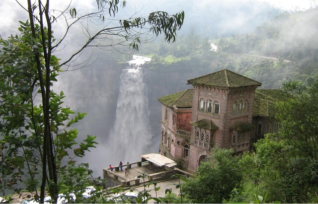 En 1924 se construyó un edificio para hotel