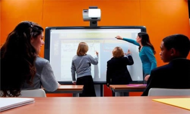 Era de interactividad. Puede encontrarse en aulas mediante las pizarras digitales interactivas y sus complementos.