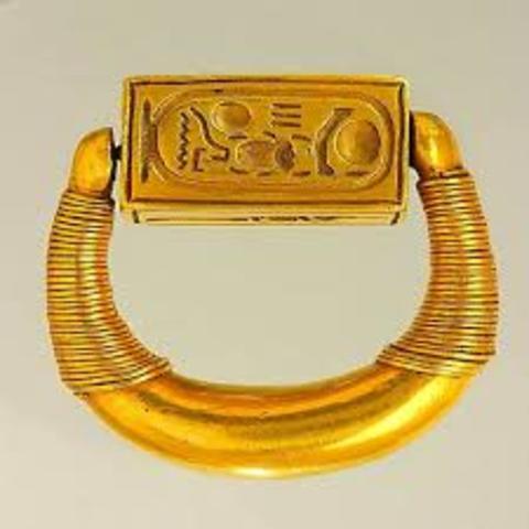 Fabricación del vidrio y desarrollo de la metalúrgica con las fundiciones de hierros en Egipto.