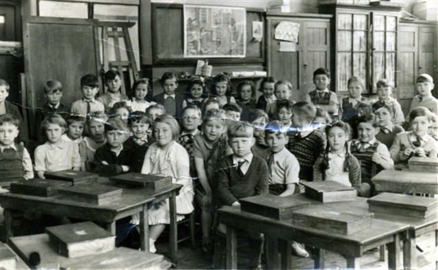 Enfants juifs interdits d'aller à l'école publique