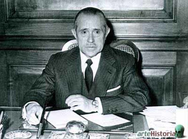 Dimisión de Arias Navarro (1976)