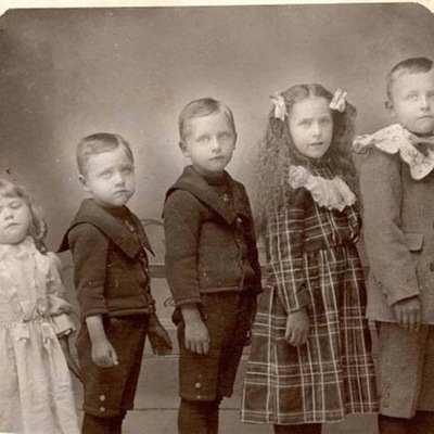 Timeline: TRAS LOS PASOS DE LA INFANCIA Y ADOLESCENCIA