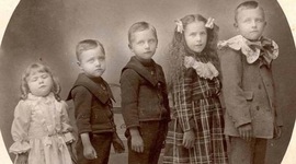 Timeline: TRAS LOS PASOS DE LA INFANCIA Y ADOLESCENCIA