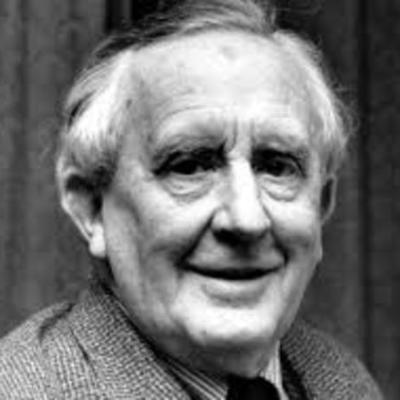 Timeline: J. R. R. TOLKIEN, "el padre de la literatura moderna de fantasía"