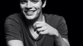 Timeline: Dominic Sherwood - Manuela e Larissa