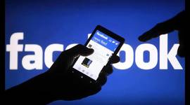 Timeline:  2004. d y sus compañeros estudiantes de Harvard Eduardo Saverin, Andrew McCollum, Dustin Moskovitz y Chris Hughes. El grupo