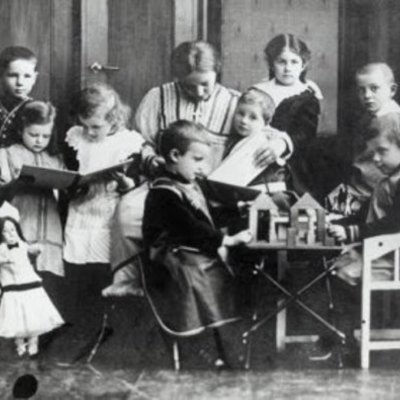 Timeline: Infancia a lo Largo de la Historia.