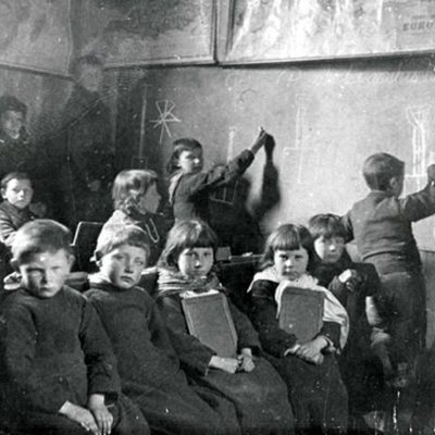 Timeline: Tras los pasos de la infancia y la adolescencia