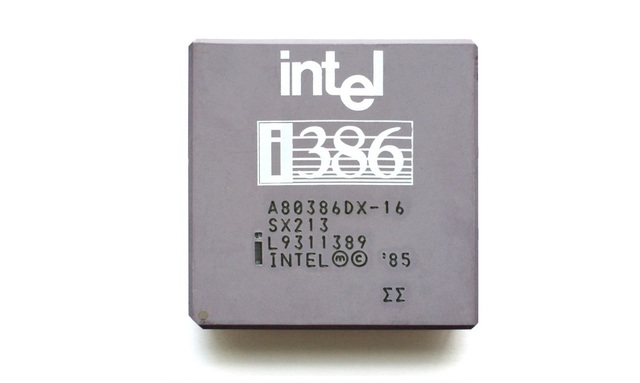 Processeur Intel 386DX-25 25 MHz - Céramique Violet, Pins Or, Réf SX218 - Occasion Fonctionnel