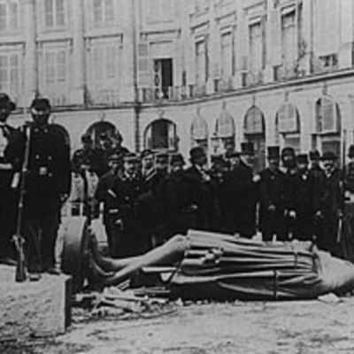 Timeline: La comuna de París. La Comuna de París (en francés: la Commune de Paris)? fue un breve movimiento insurreccional que gobernó la ciudad de París del 28 de marzo al 28 de mayo de 1871, instaurando un proyecto político popular socialista autogestionario.