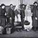 Photo 03 typiskeudvandrereudenforemigrantstationen ellisisland ny 500