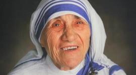 Timeline: Agnes Gonxha Bojaxhiu y a la temprana edad de 18 años dejó su hogar para comenzar con su vida religiosa. Viajó a Irlanda donde, al ingresar en el Instituto de la Bienaventurada Virgen María, adoptó, hermana María Teresa.