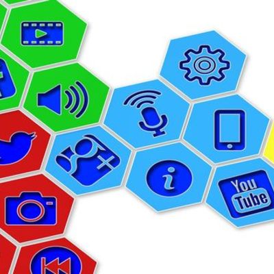 Timeline: TIC EVOLUTION: La expansión de los sistemas de comunicación ha sido cada vez más rápida. La radio necesitó 38 años para alcanzar 50 millones de usuarios, la computadora personal 16, la televisión 13 e Internet 4.