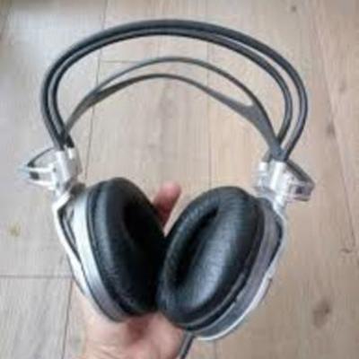 Timeline: Історія навушніків