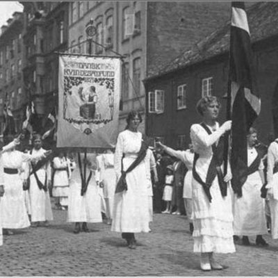 Timeline: Kvindelig valgret 1849 - 1915 | Nicolai 1.y