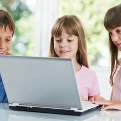 Timeline:  	Los niños usan las redes sociales como Facebook, instagram o snapchat para chatear con personas desconocidas