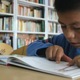 Niño comunitario leyendo