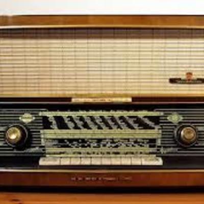 Timeline: Inicia- se  programas escolares pelo rádio