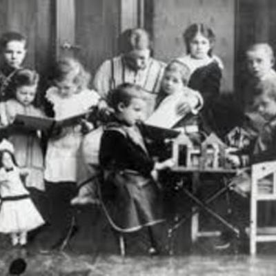 Timeline: ¡Tras los pasos de la Infancia!