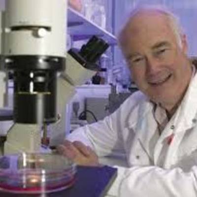 Timeline: Martin Evans 1981, pionero de la ingeniería genética, descubrió el estado embrionario de las células madres. Realizó diversas técnicas  de modificación genética en animales.