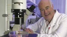 Timeline: Martin Evans 1981, pionero de la ingeniería genética, descubrió el estado embrionario de las células madres. Realizó diversas técnicas  de modificación genética en animales.