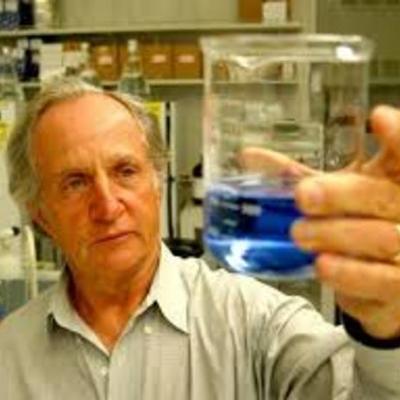 Timeline: Mario Capecchi 2007, pionero de la ingeniería genética, trabajo sobre las células madres  y manipulo la genética en modelos.
