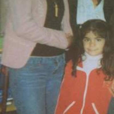 Timeline:  Estaba con mi hermana Reyna y mi mamá en una navidad2005