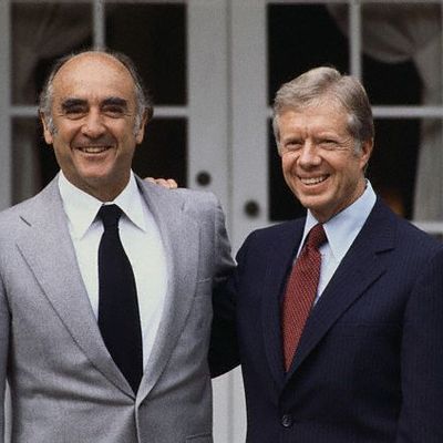 Timeline: Logros educativos importantes de los sexenios transcurridos entre 1964 y 1988.