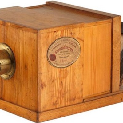 Timeline: horigenes de la fotografia 1839 Realmente, la historia de la fotografía empieza en el año 1839 con la divulgación mundial del primer procedimiento fotográfico: el daguerrotipo, desarrollado y perfeccionado por L