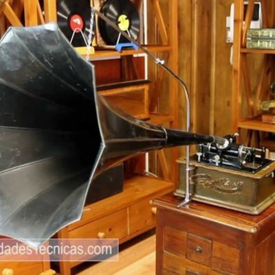 Timeline: Fonógrafo:El fonógrafo fue el que, hasta 1876, se creyó el primer aparato capaz de grabar sonido, aunque sí fue el primero que pudo reproducirlo después. Thomas Alva Edison anunció la invención de su primer fonógrafo, el 12 de agosto de 1877.