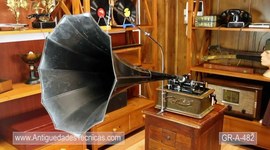 Timeline: Fonógrafo:El fonógrafo fue el que, hasta 1876, se creyó el primer aparato capaz de grabar sonido, aunque sí fue el primero que pudo reproducirlo después. Thomas Alva Edison anunció la invención de su primer fonógrafo, el 12 de agosto de 1877.