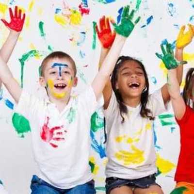 Timeline: "TRAS LOS PASOS DE LA INFANCIA"