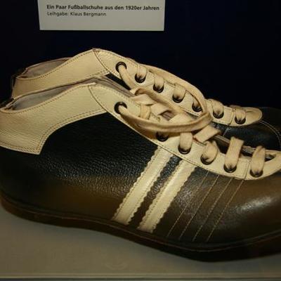 Timeline: EVOLUCION DE LOS ZAPATOS DE FUTBOL