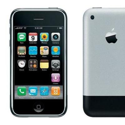 Timeline: Steve Jobs anunció públicamente el iPhone en la Macworld Conference & Expo el 9 de enero de 2007,[2]​ tras varios rumores y especulaciones que circulaban desde hacía meses.[3]​ El iPhone se introdujo inicialmente en los Estados Unidos
