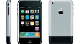 Timeline: Steve Jobs anunció públicamente el iPhone en la Macworld Conference & Expo el 9 de enero de 2007,[2]​ tras varios rumores y especulaciones que circulaban desde hacía meses.[3]​ El iPhone se introdujo inicialmente en los Estados Unidos