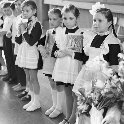 Timeline: Лента времени "Школьная форма: история в фотографиях"