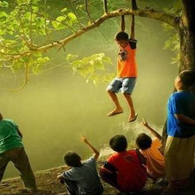 Timeline: Cambio histórico-social en la concepción de infancia. "Concepciones e imágenes de la infancia" y "Historia de la Infancia" - Alzate y deMause.