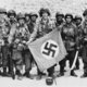 Paracaidistas aliados con una bandera nazi  1280x1046