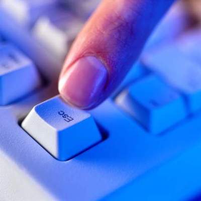 Timeline: La era de la informacion: Un futuro bastante realista . Los autores de estas teorias son expertos en la relacion de la sociedad con la tecnologia y como esta influye en nuestra vida diaria.