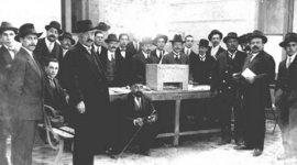 Timeline: Sufragio universal masculino. En la imagen, mesa de votación chilena en 1915