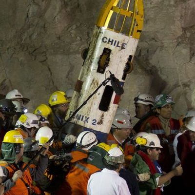 Timeline: Los mineros chilenos, a un año