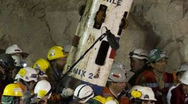 Timeline: Los mineros chilenos, a un año