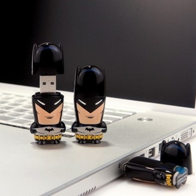 Timeline: Evolución de la memoria secundaria vs. Vida de Evelyn Paiz.