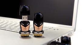 Timeline: Evolución de la memoria secundaria vs. Vida de Evelyn Paiz.