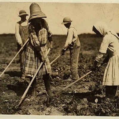 Timeline: Alejandro G | Cajas de cartón y Senderos fronterizos